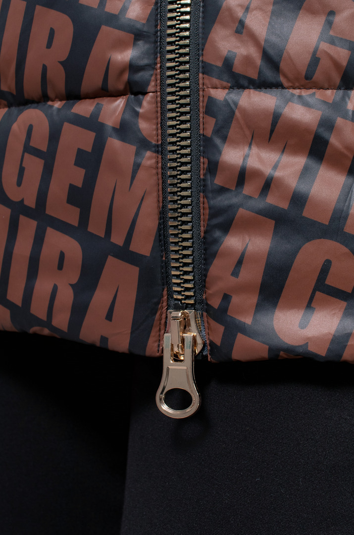 Куртка коротка з принтом діагональні літери супер батал