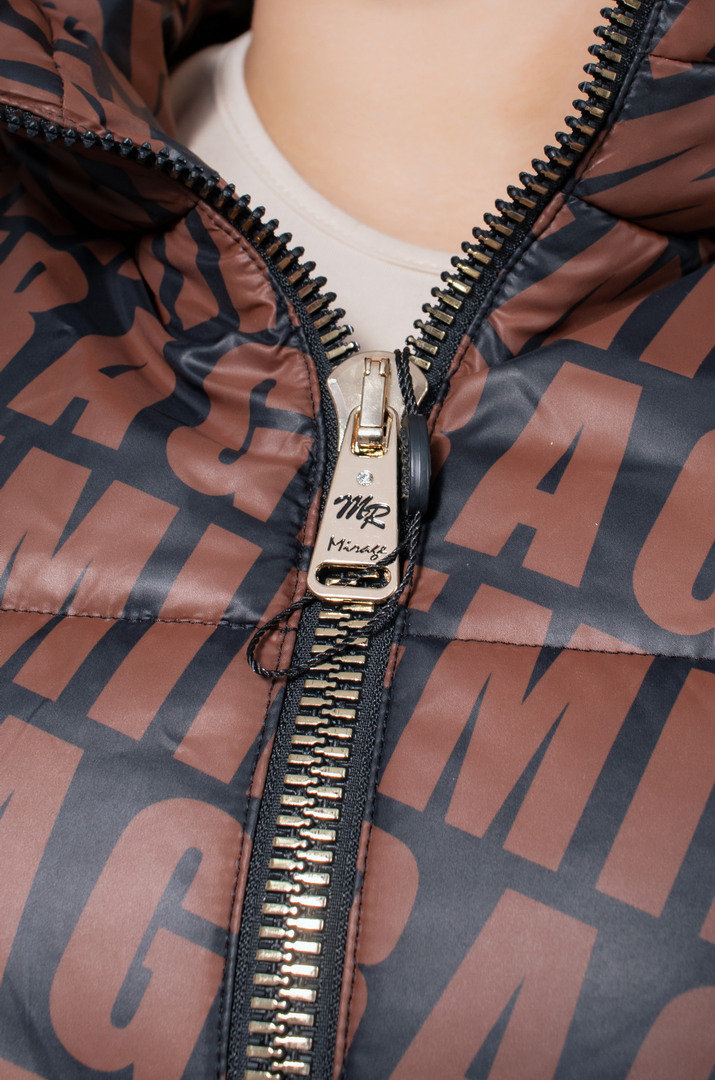 Куртка коротка з принтом діагональні літери супер батал