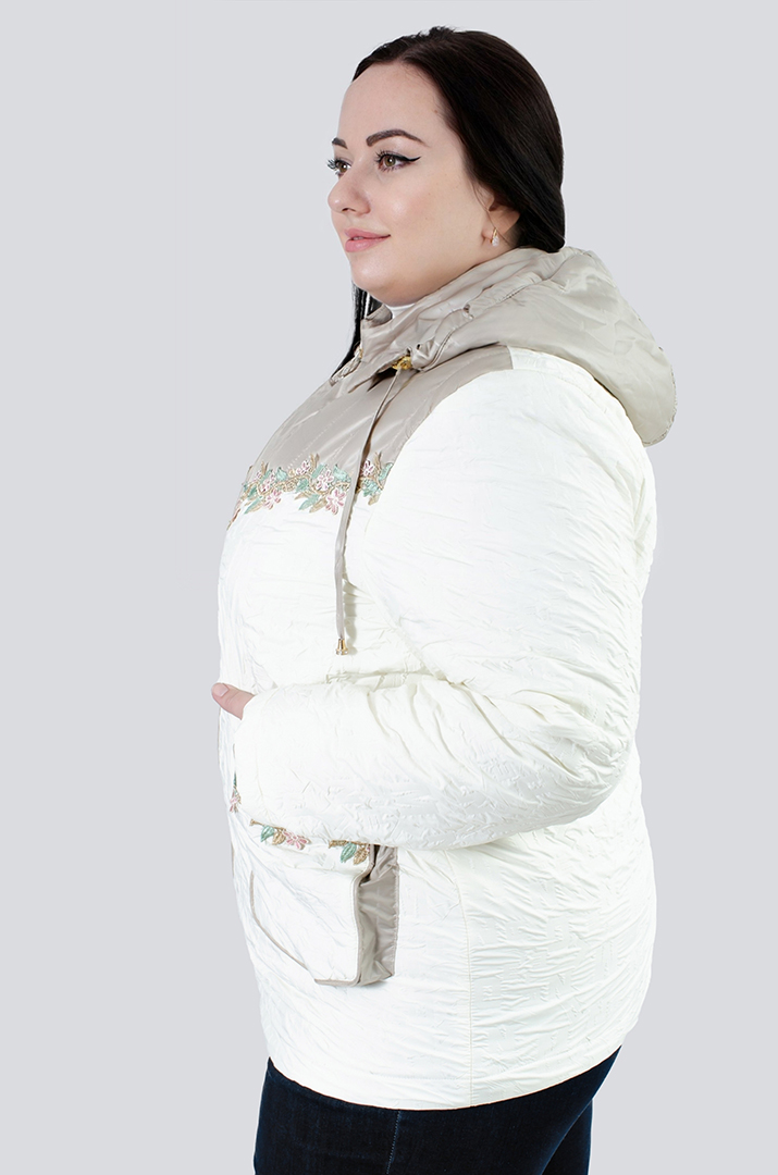 Куртка прикрашена мереживом супер батал