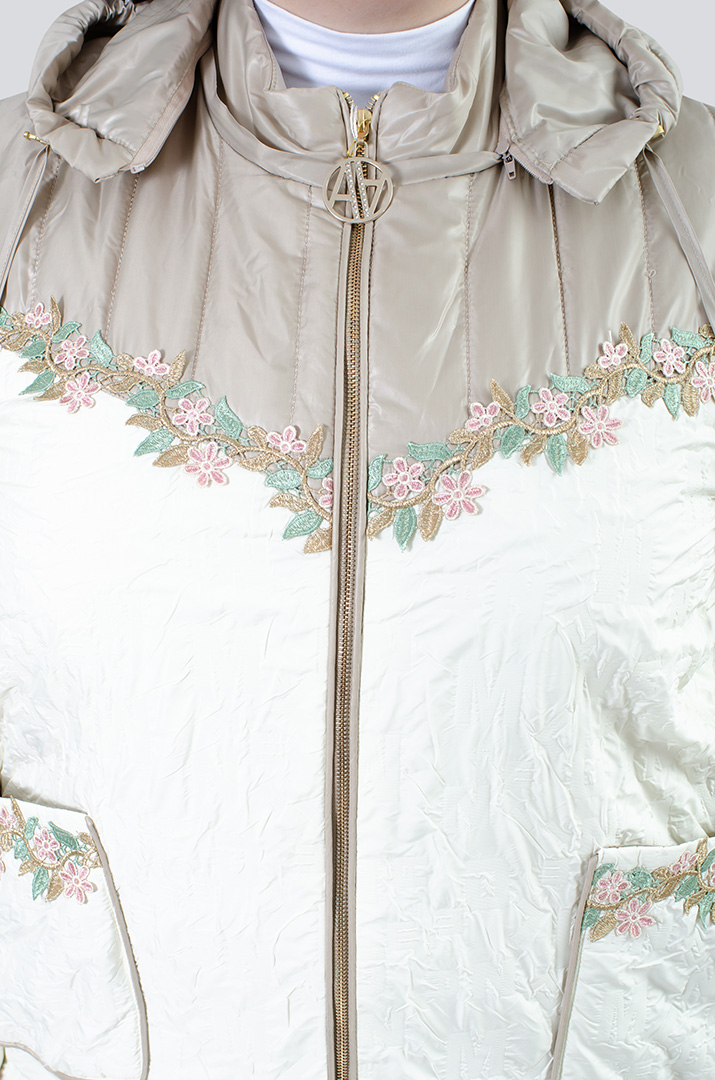 Куртка прикрашена мереживом супер батал