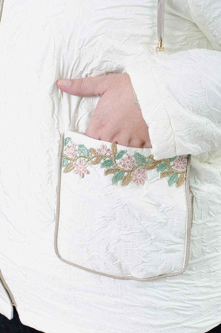 Куртка прикрашена мереживом супер батал