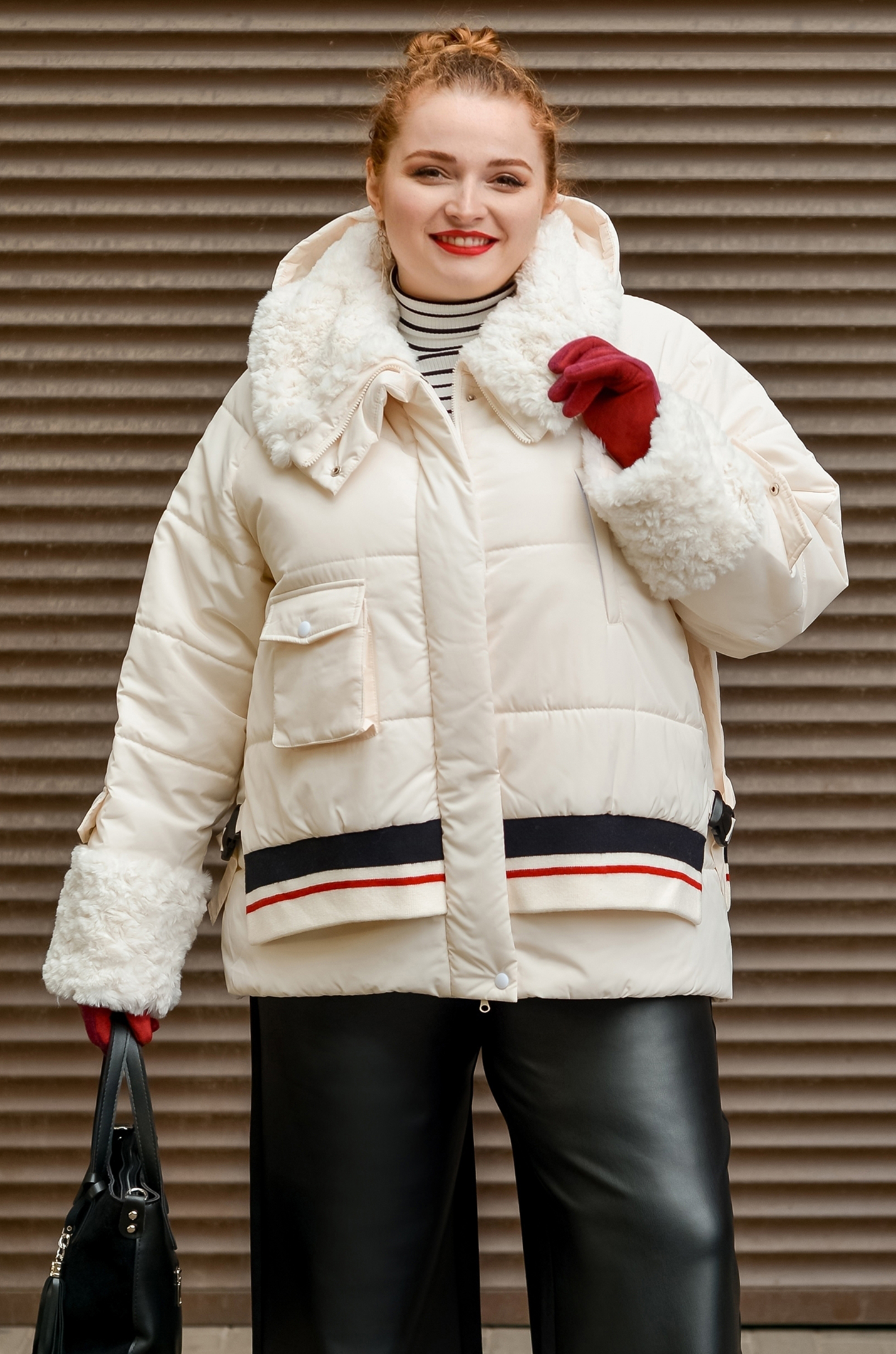 Куртка коротка кремова з хутром батал