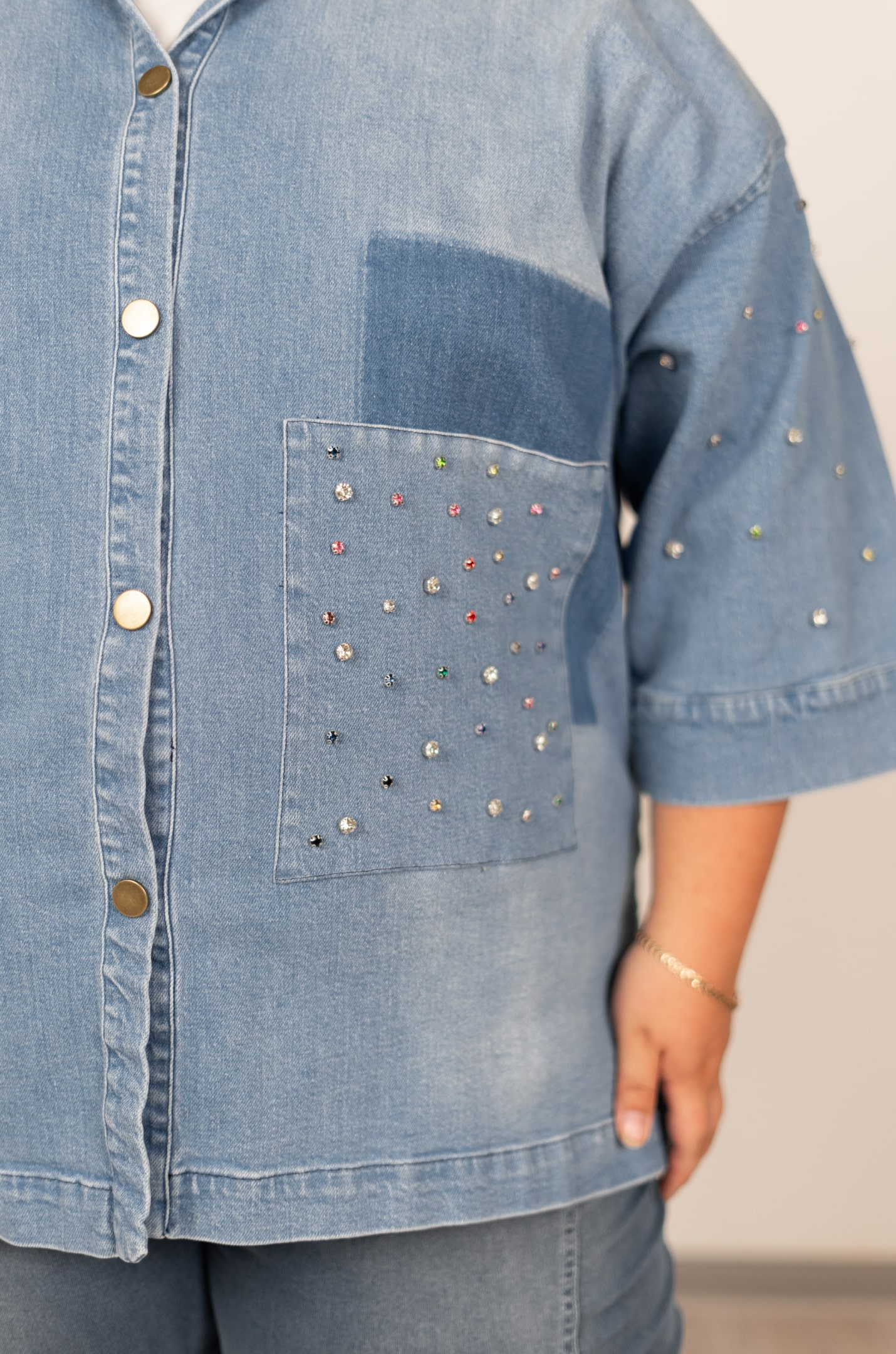 Джинсова куртка-жакет з декором великих розмірів