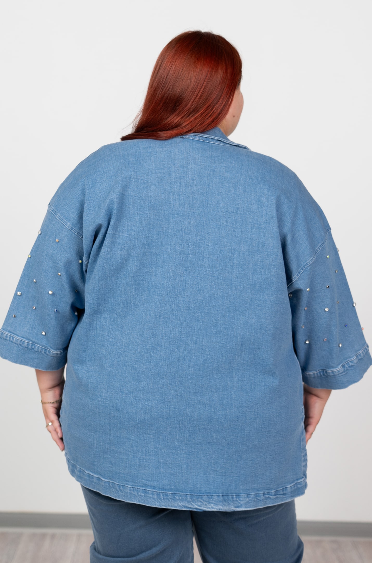 Джинсова куртка-жакет з декором великих розмірів