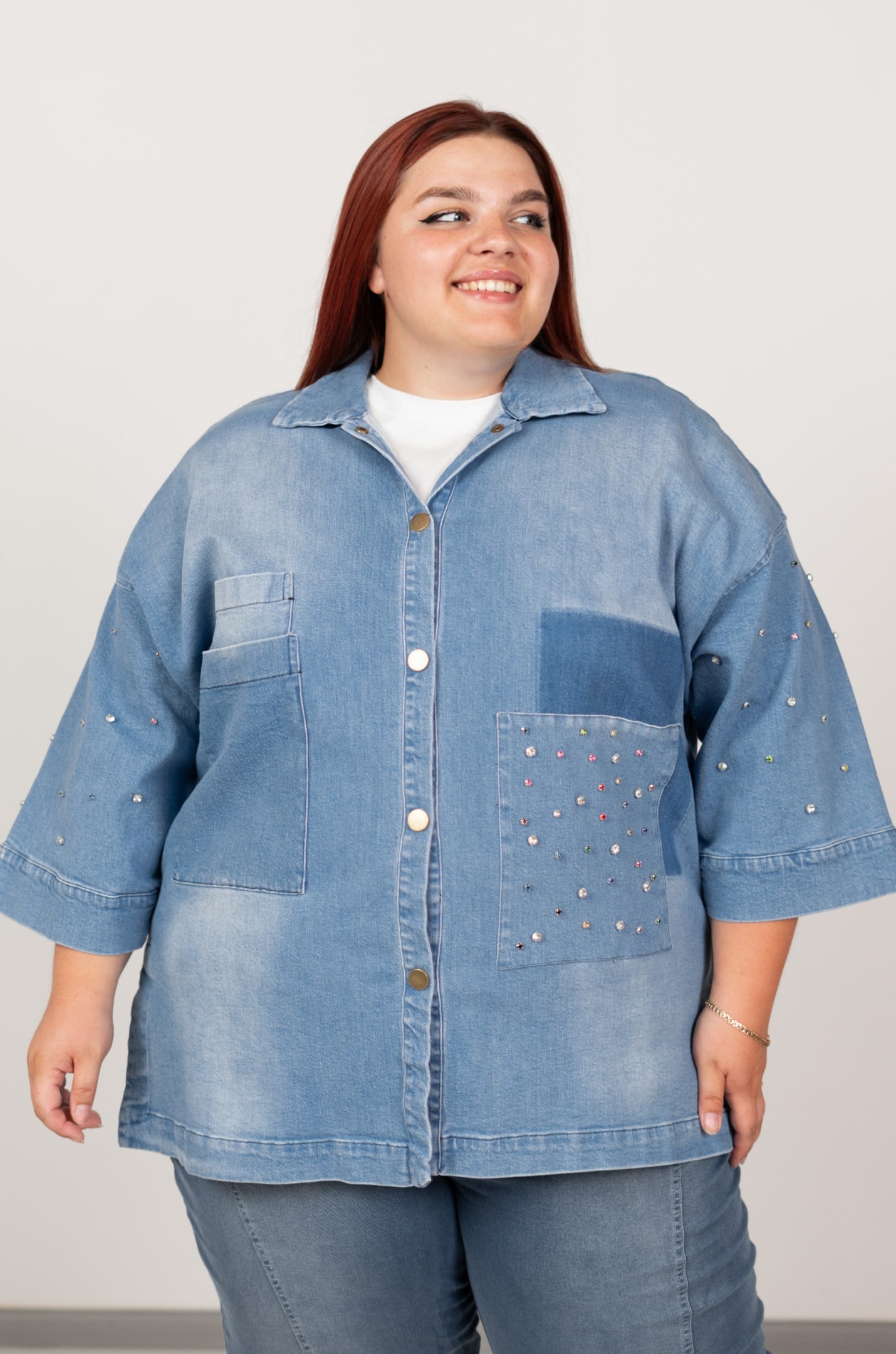 Джинсова куртка-жакет з декором великих розмірів