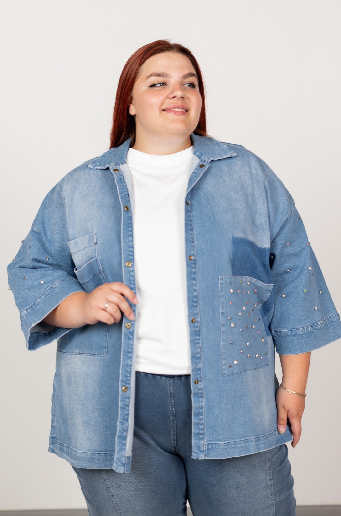 Джинсова куртка-жакет з декором великих розмірів