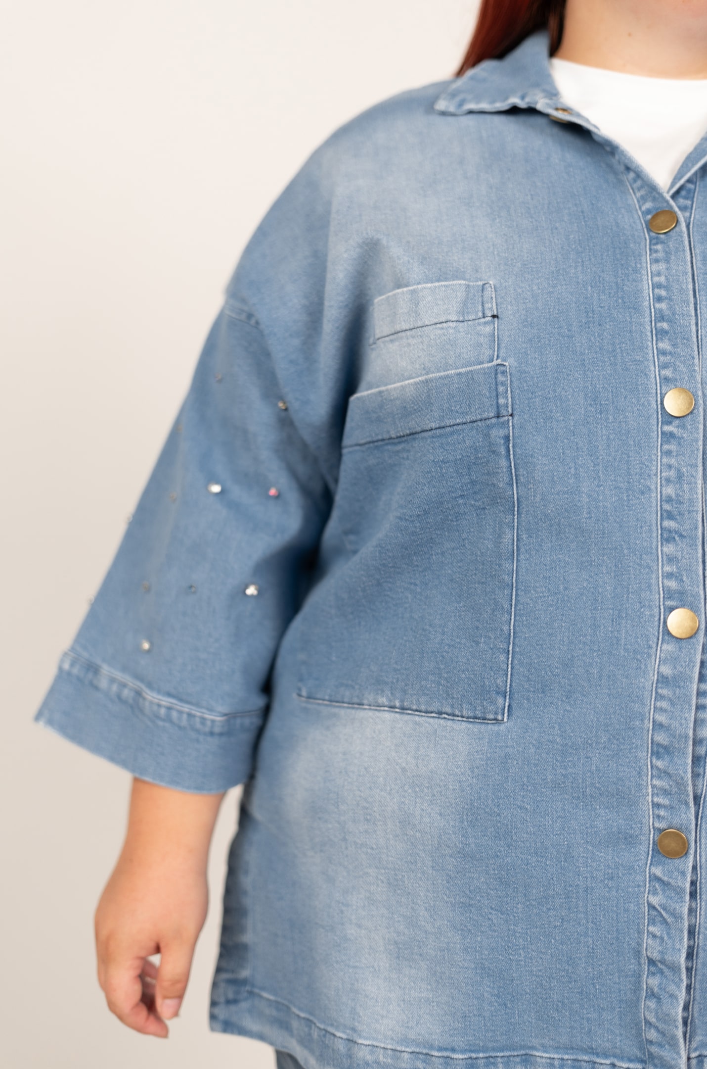 Джинсова куртка-жакет з декором великих розмірів