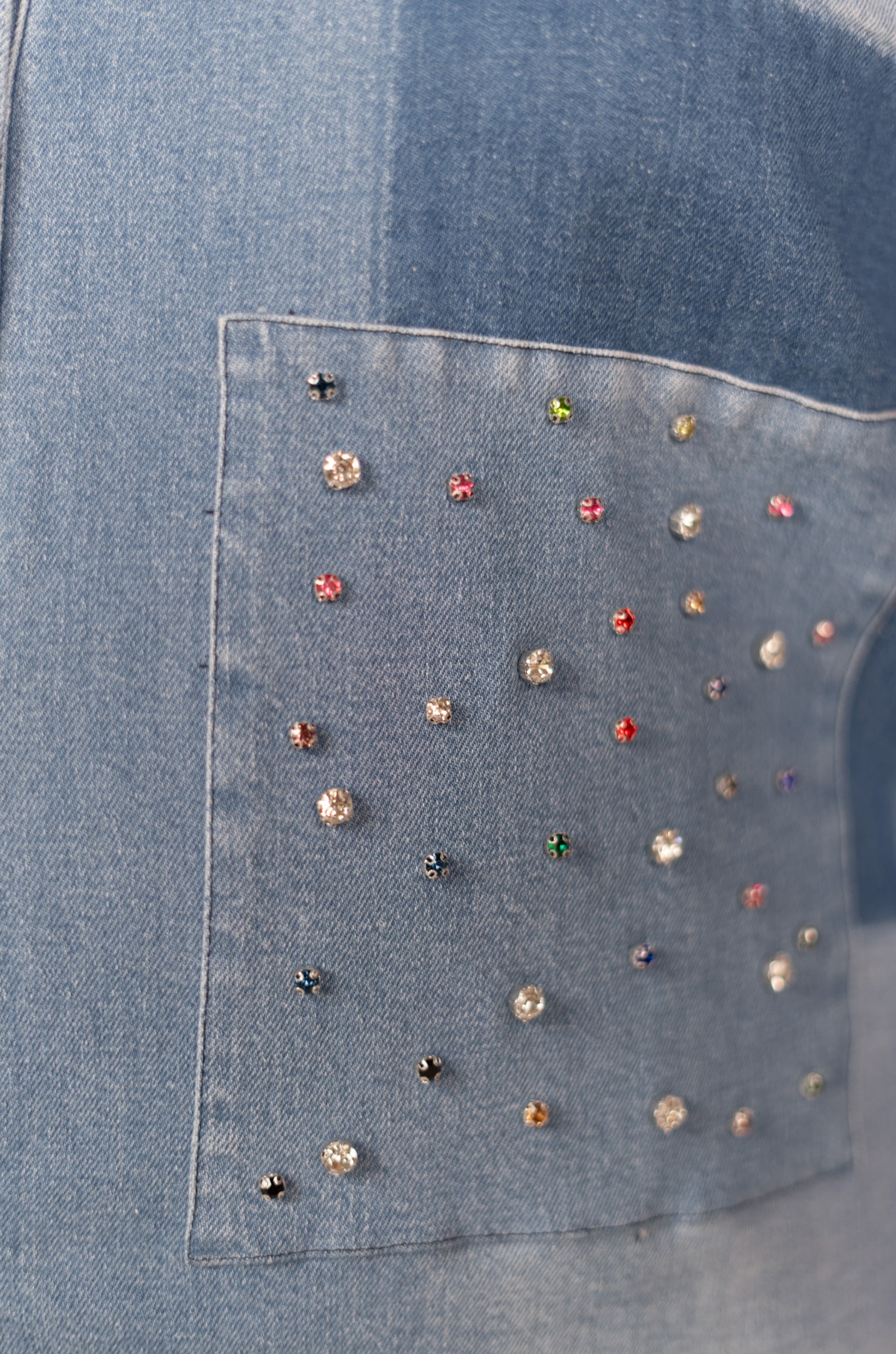 Джинсова куртка-жакет з декором великих розмірів