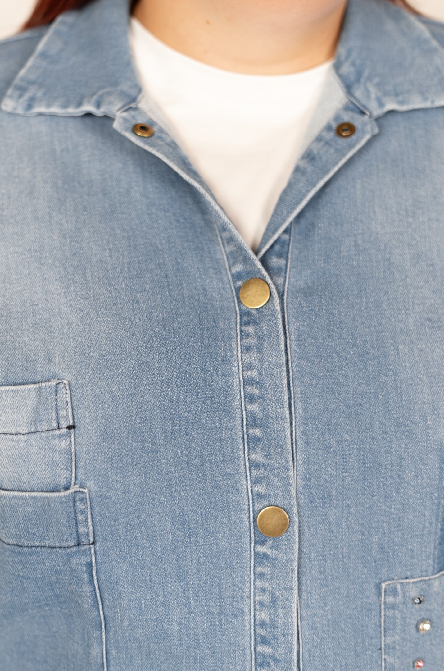 Джинсова куртка-жакет з декором великих розмірів