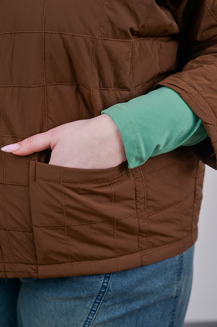 Куртка коротка з високим коміром великих розмірів