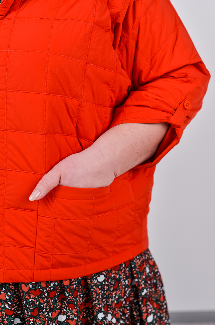 Куртка коротка з високим коміром великих розмірів