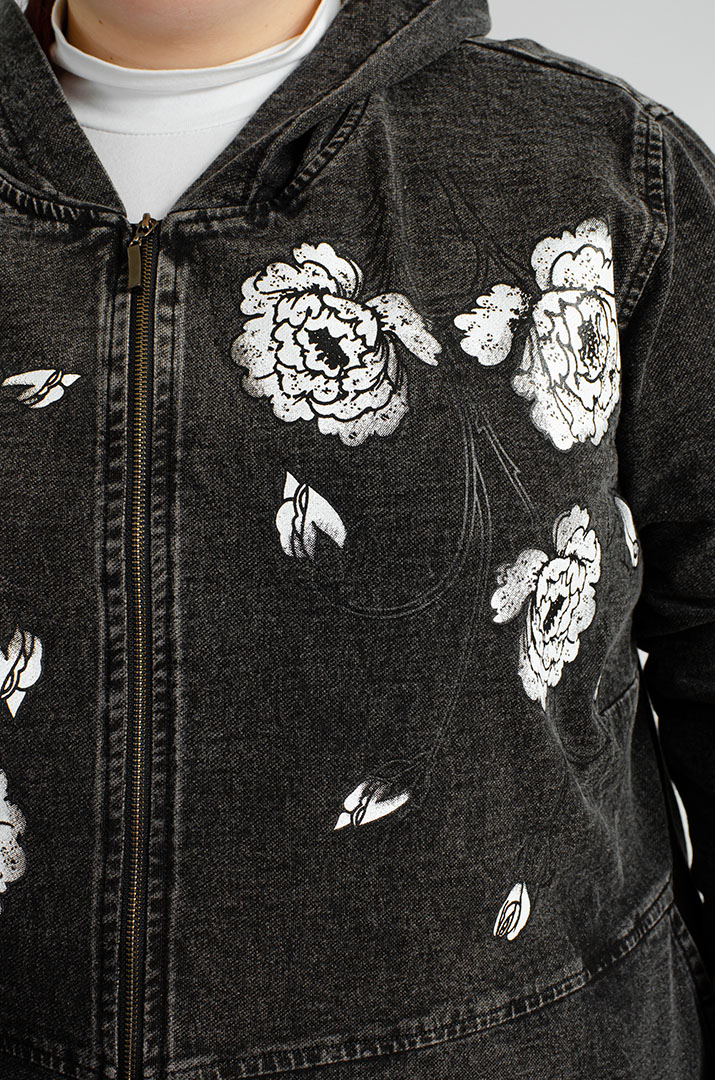 Куртка джинсова з квітковим принтом великих розмірів