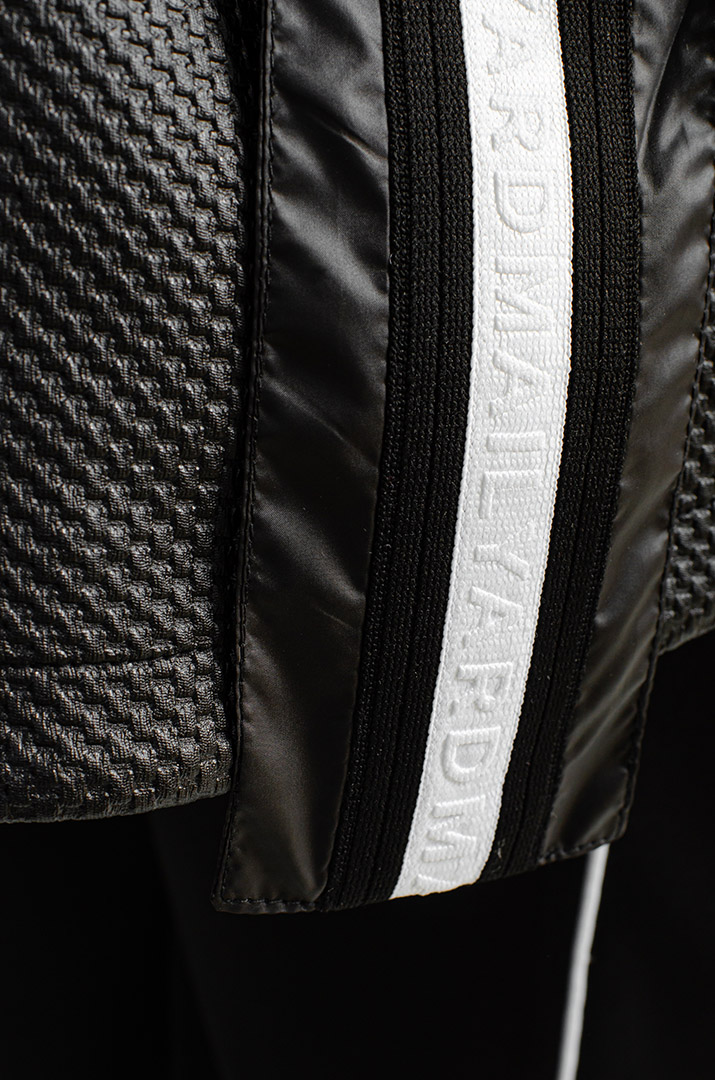 Чорна куртка великих розмірів