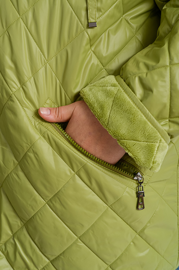 Куртка в салатовому кольорі із кишенями великих розмірів