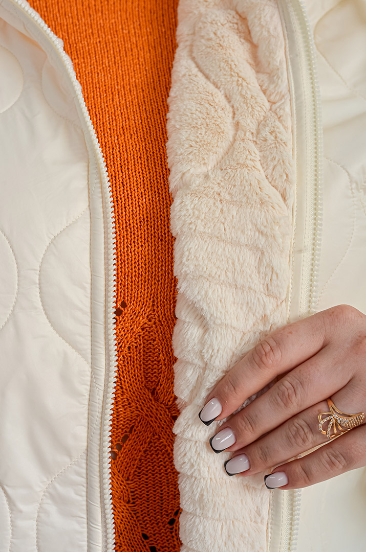 Двостороння куртка кремового кольору з екохутром та плащівкою великих  розмірів