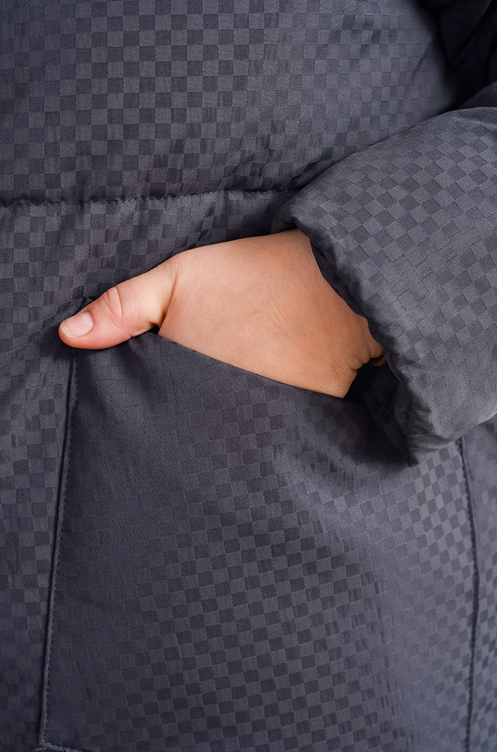 Куртка коротка з графічним принтом великих розмірім