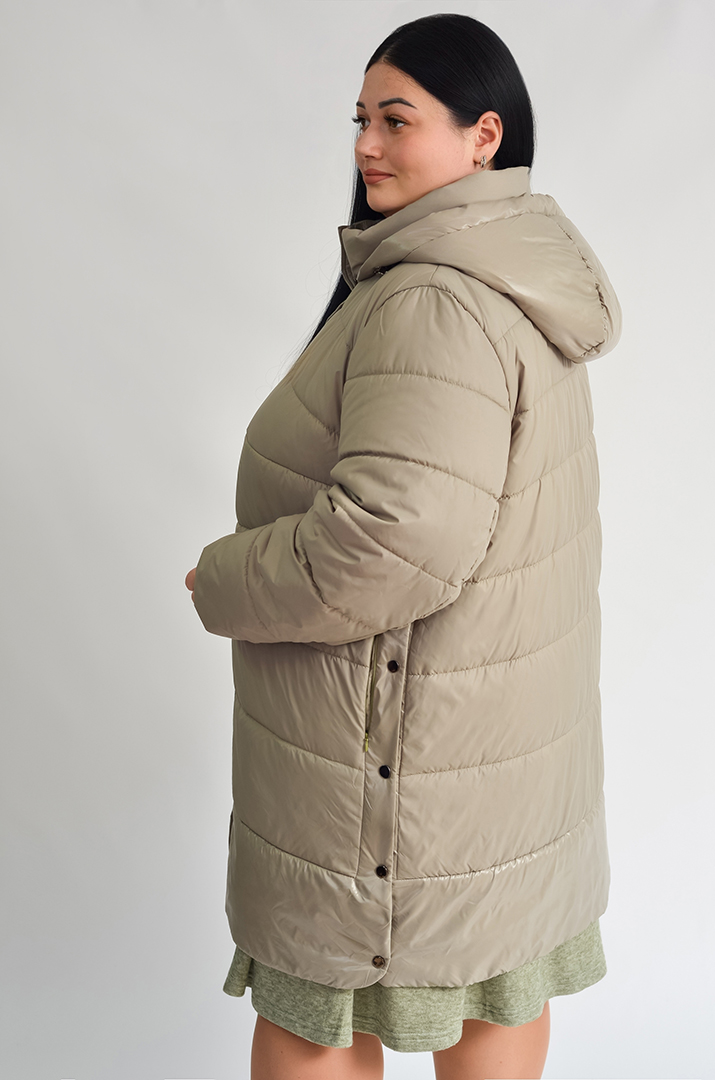 Куртка зимова з капюшоном і боковими кнопками великих розмірів