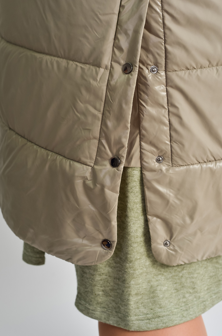 Куртка зимова з капюшоном і боковими кнопками великих розмірів