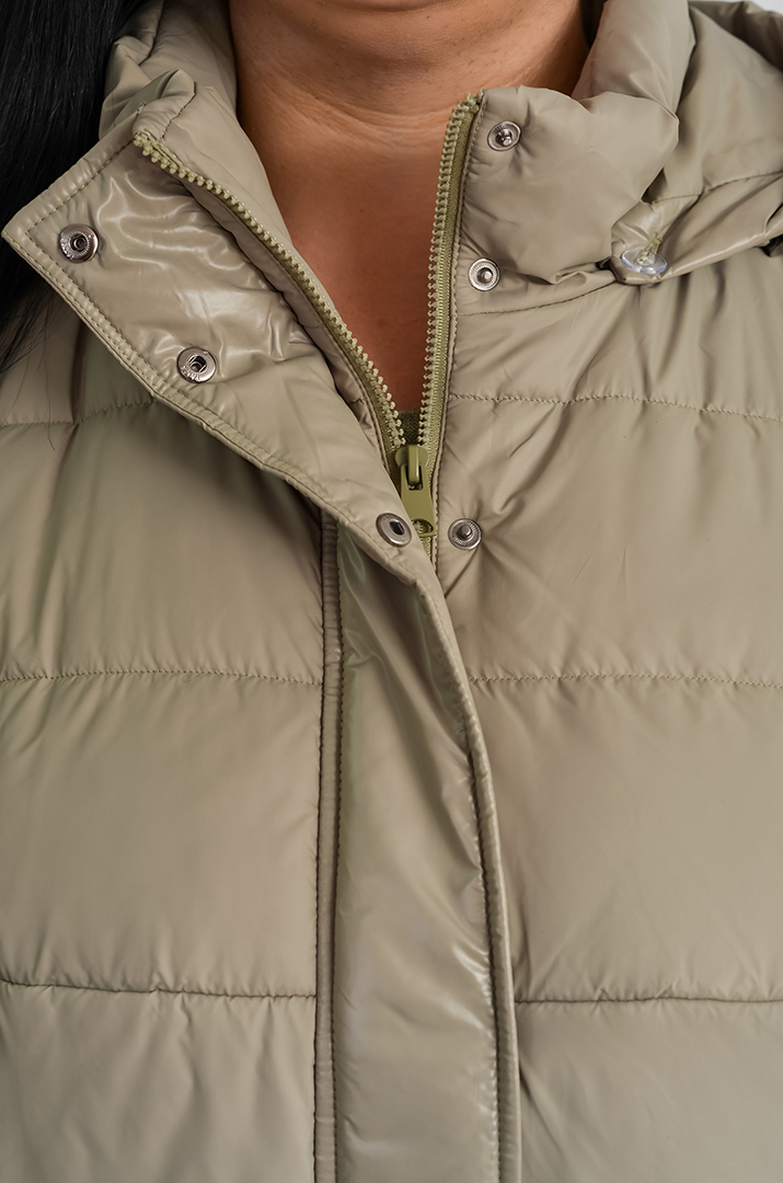 Куртка зимова з капюшоном і боковими кнопками великих розмірів