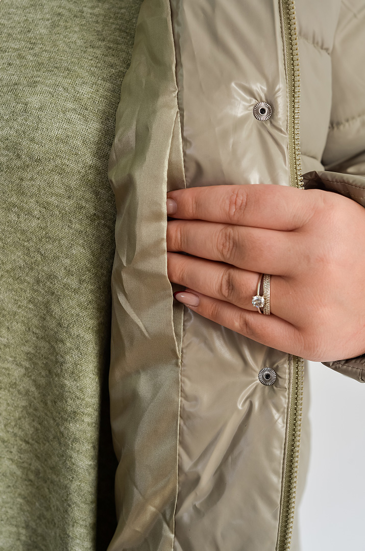 Куртка зимова з капюшоном і боковими кнопками великих розмірів