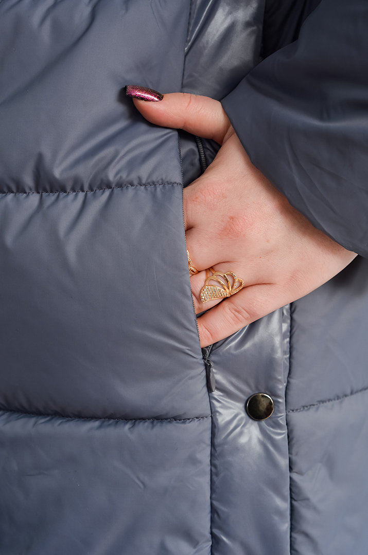 Куртка зимова з капюшоном і боковими кнопками великих розмірів