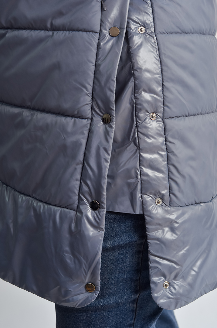 Куртка зимова з капюшоном і боковими кнопками великих розмірів