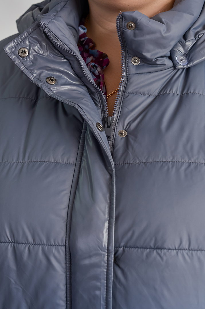 Куртка зимова з капюшоном і боковими кнопками великих розмірів