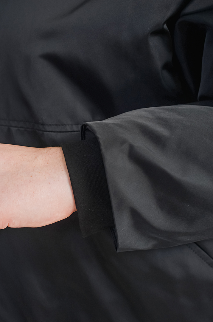 Чорна коротка куртка з знімним капюшоном великих розмірів