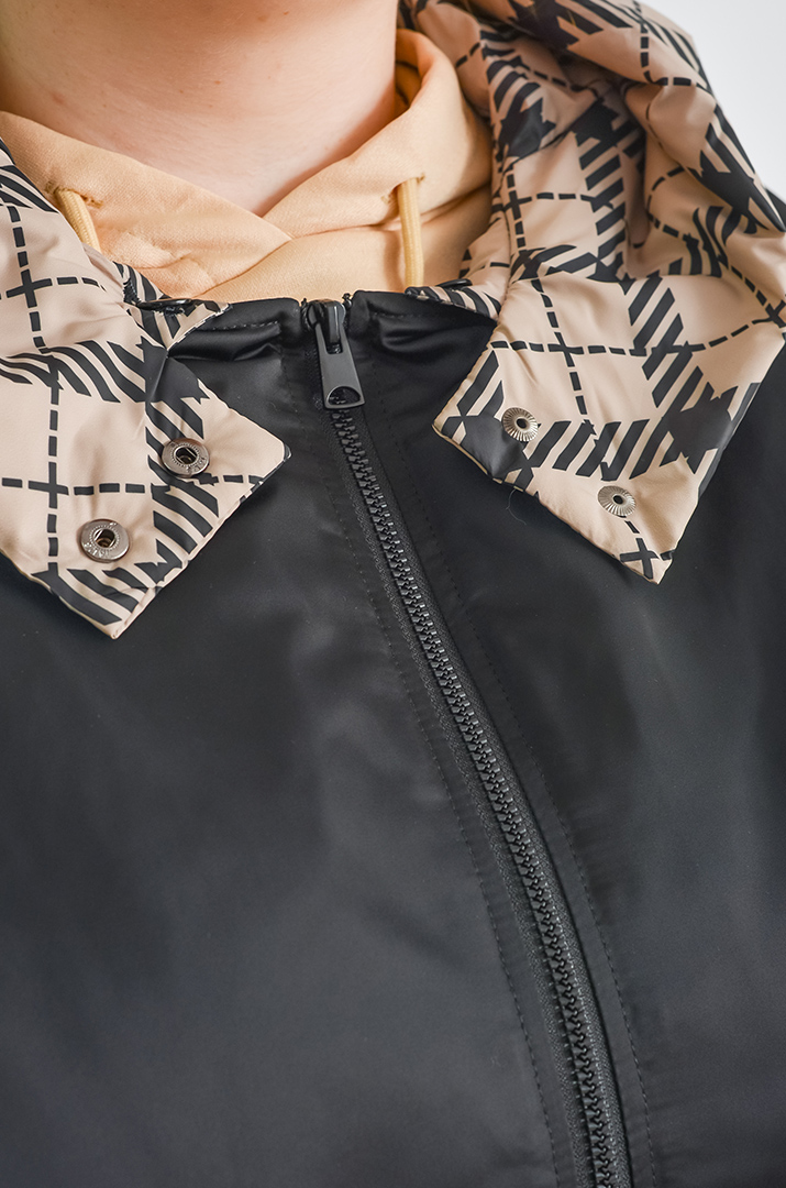 Чорна коротка куртка з знімним капюшоном великих розмірів