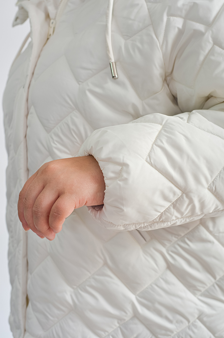 Стьобана куртка прямого силуету з капюшоном великих розмірів