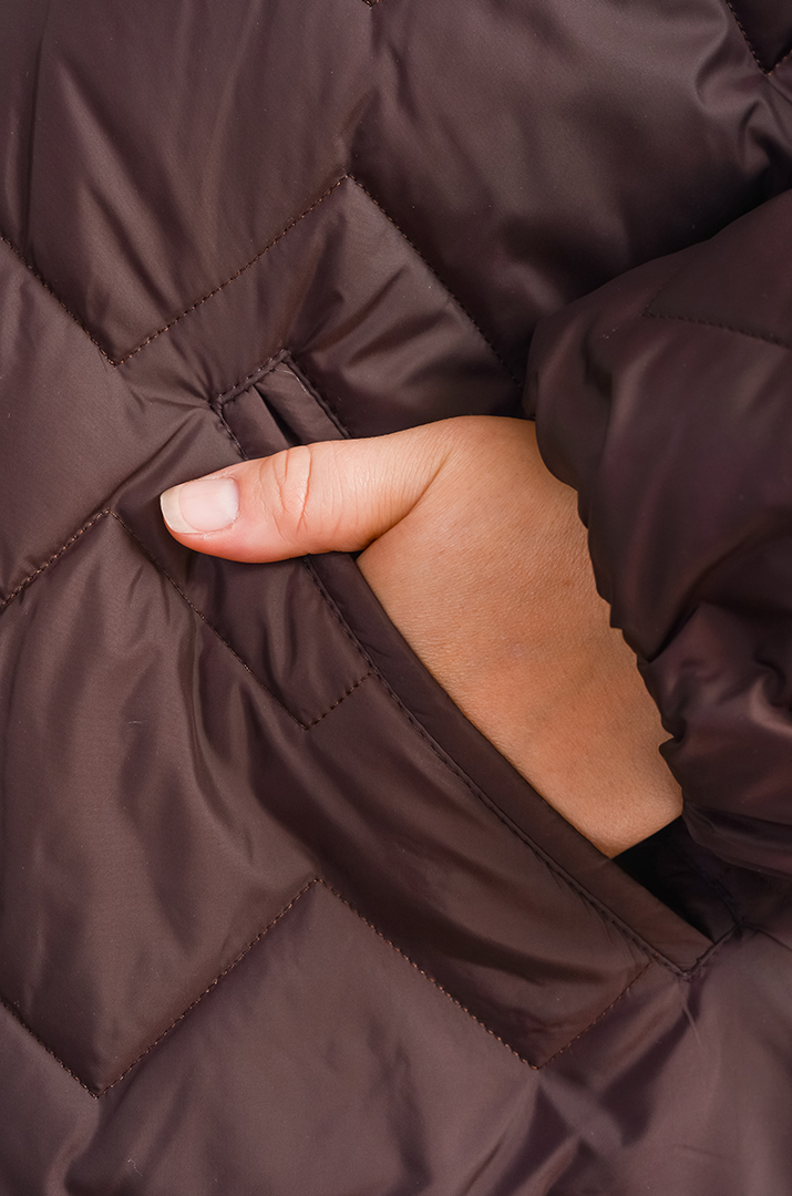 Стьобана куртка прямого силуету з капюшоном великих розмірів