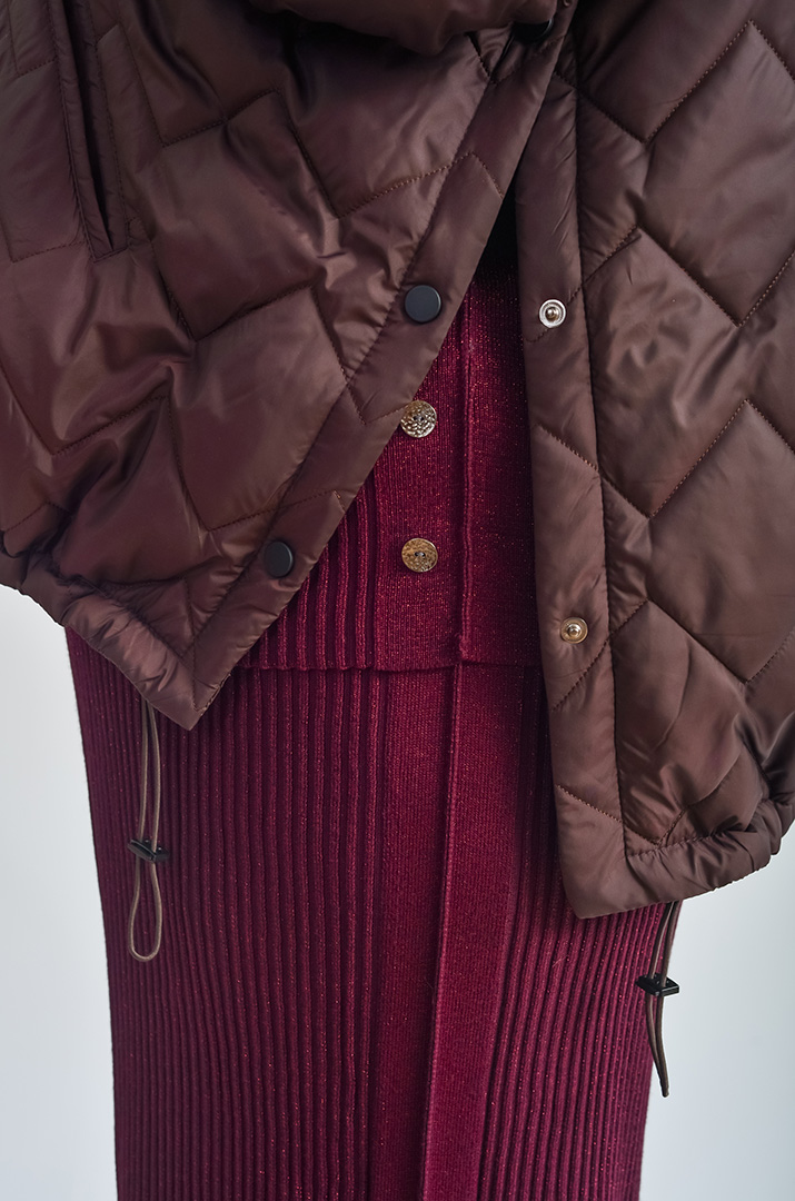 Стьобана куртка прямого силуету з капюшоном великих розмірів