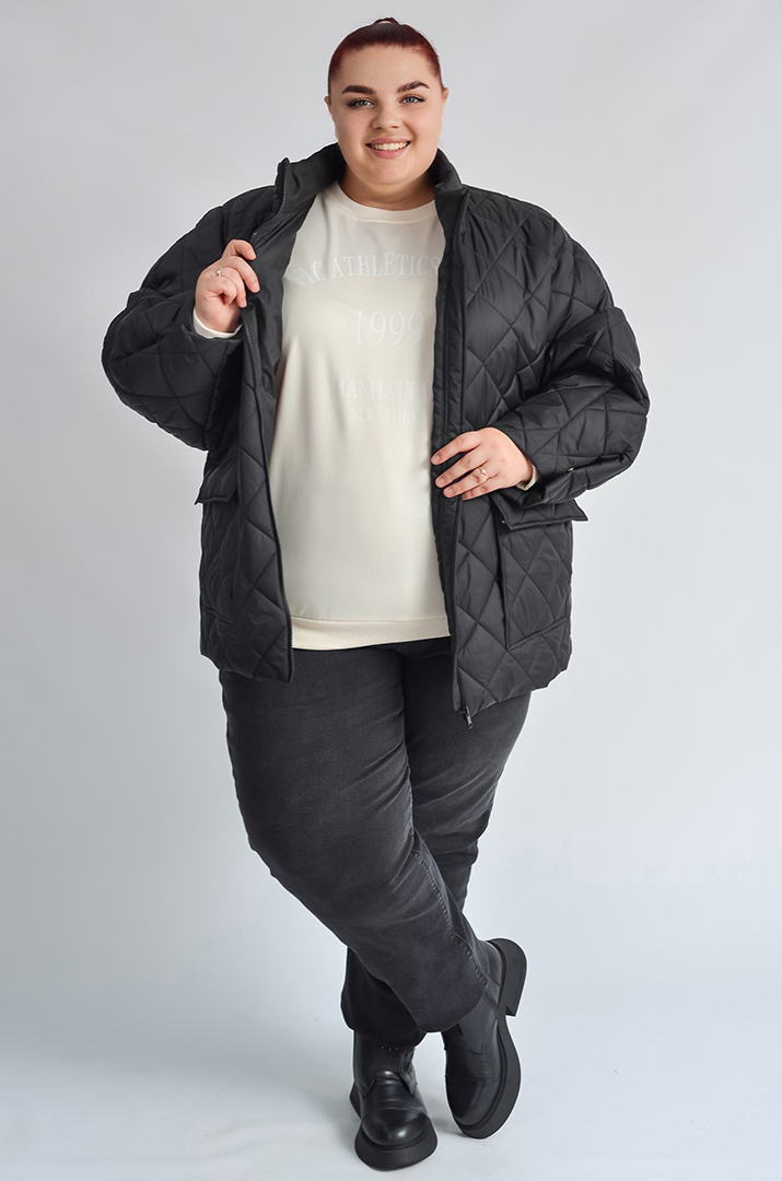 Чорна куртка з накладними кишенями великих розмірів