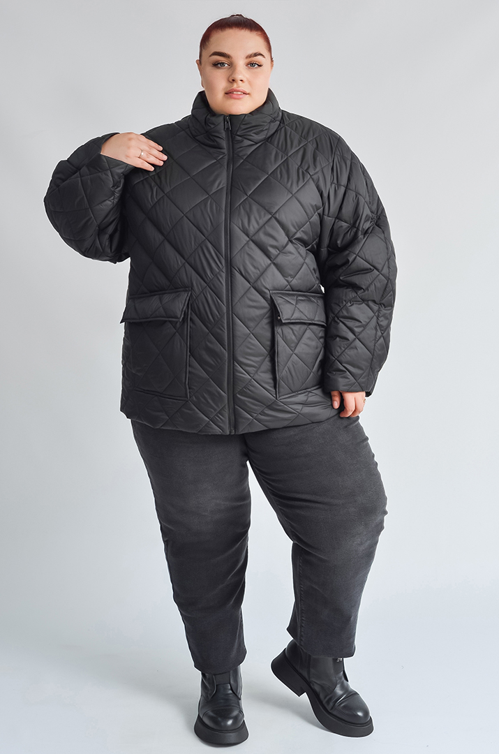 Чорна куртка з накладними кишенями великих розмірів