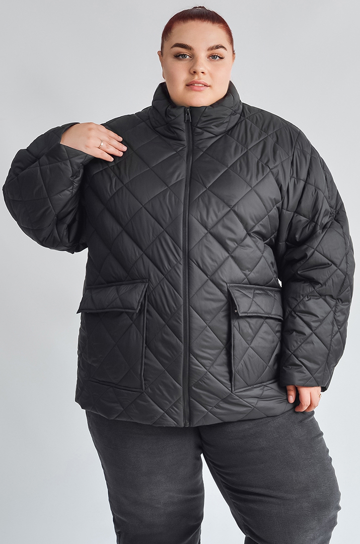 Чорна куртка з накладними кишенями великих розмірів