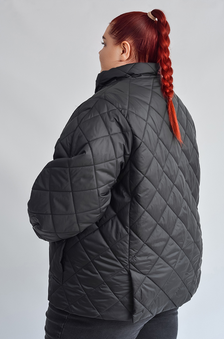 Чорна куртка з накладними кишенями великих розмірів