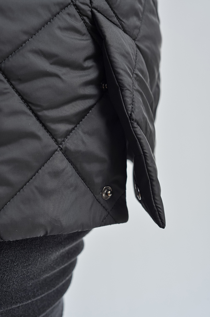 Чорна куртка з накладними кишенями великих розмірів
