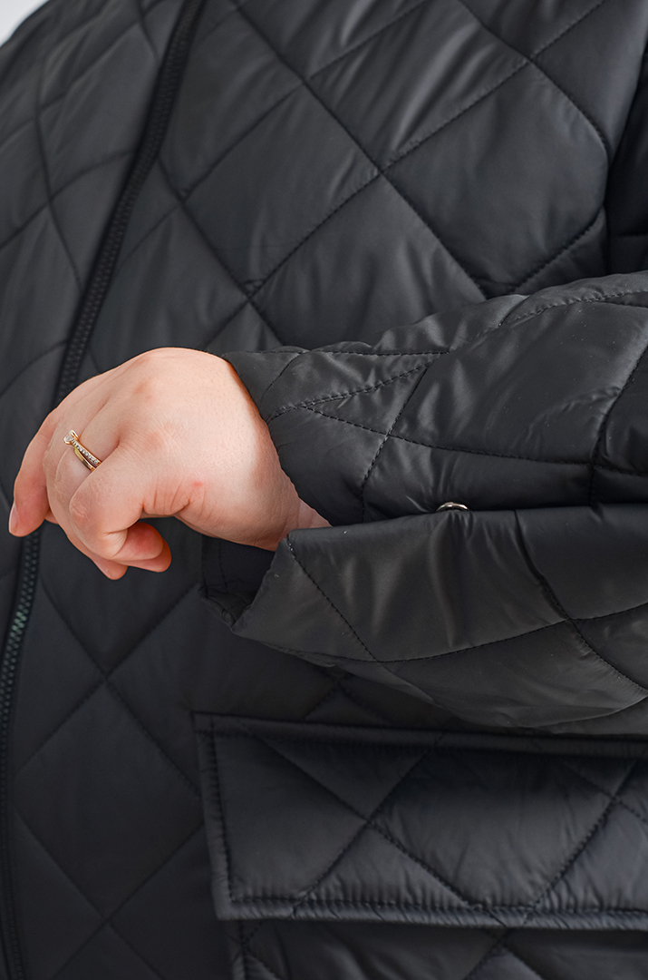 Чорна куртка з накладними кишенями великих розмірів