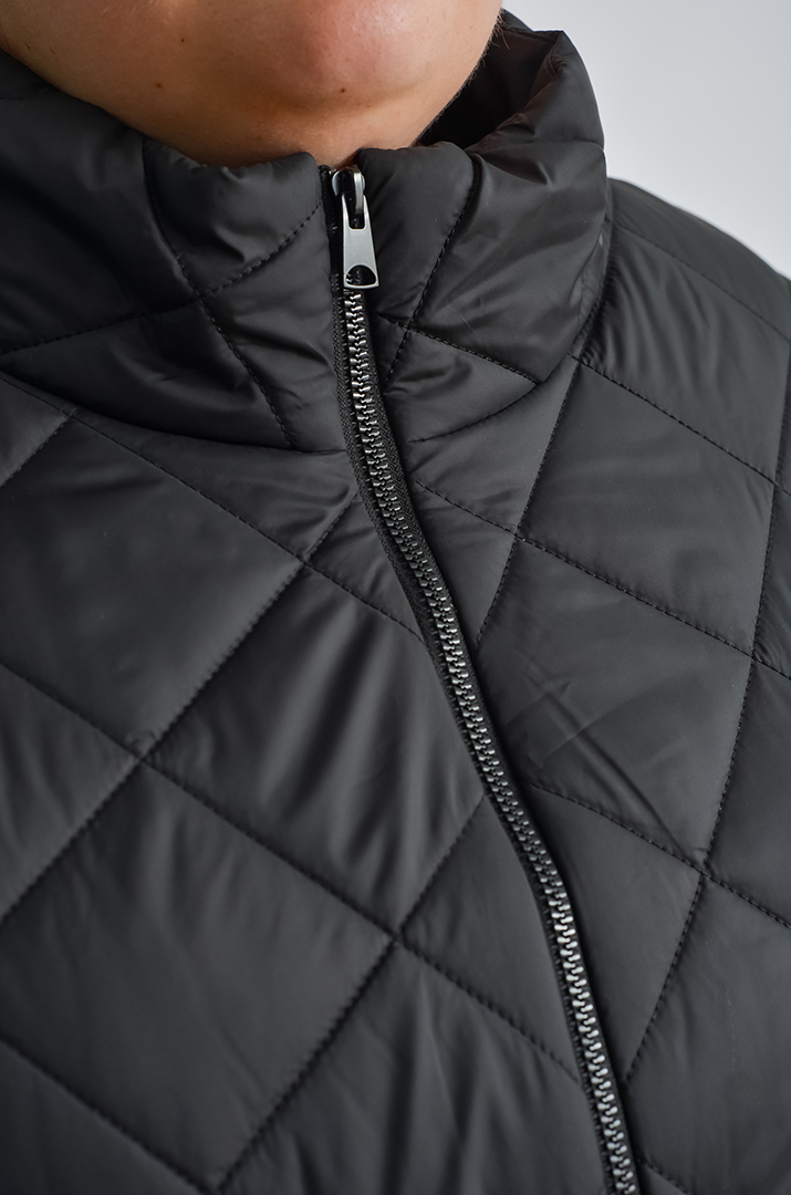 Чорна куртка з накладними кишенями великих розмірів