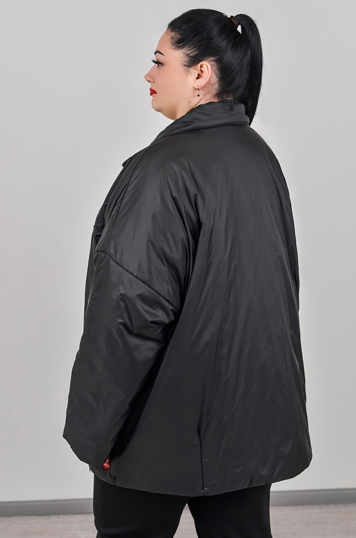 Чорна куртка на кнопках з накладною кишенею великих розмірів