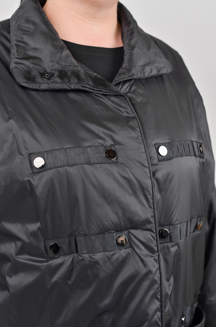 Чорна куртка на кнопках з накладною кишенею великих розмірів