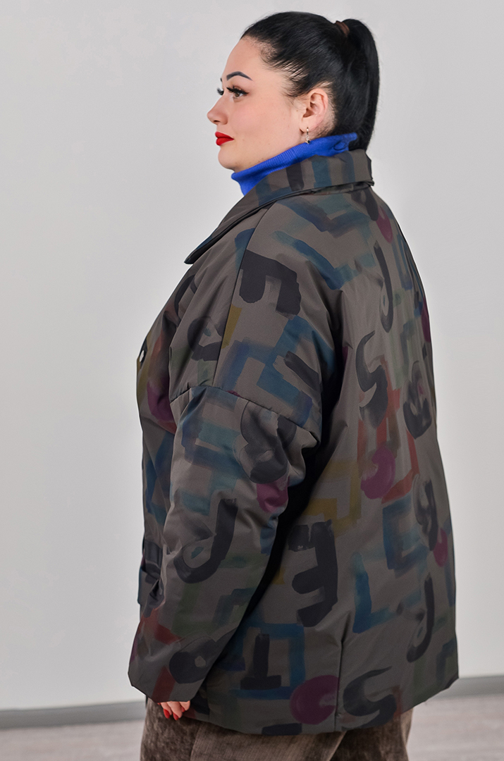 Куртка на кнопках в графітовому відтінку з кольоровими акцентами великих розмірів