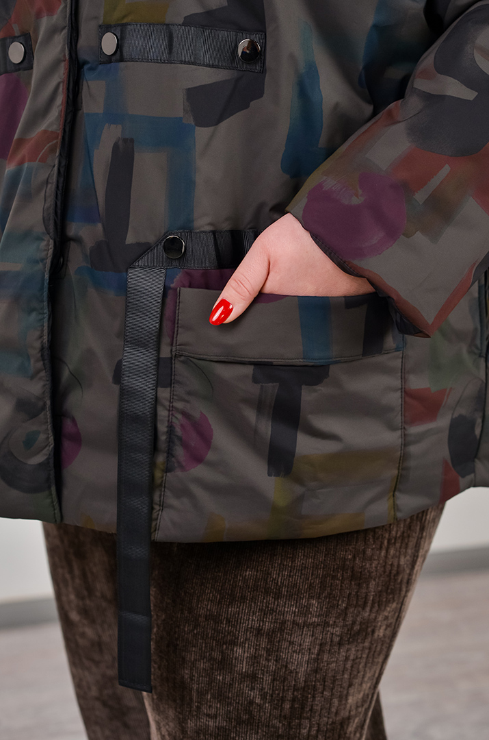 Куртка на кнопках в графітовому відтінку з кольоровими акцентами великих розмірів