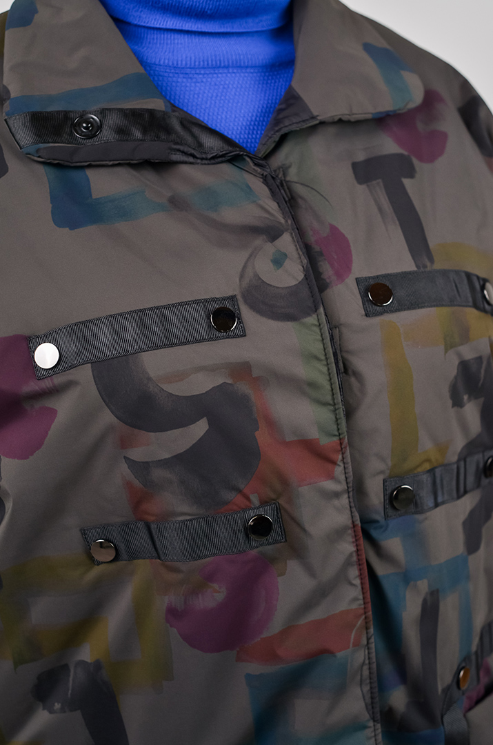 Куртка на кнопках в графітовому відтінку з кольоровими акцентами великих розмірів