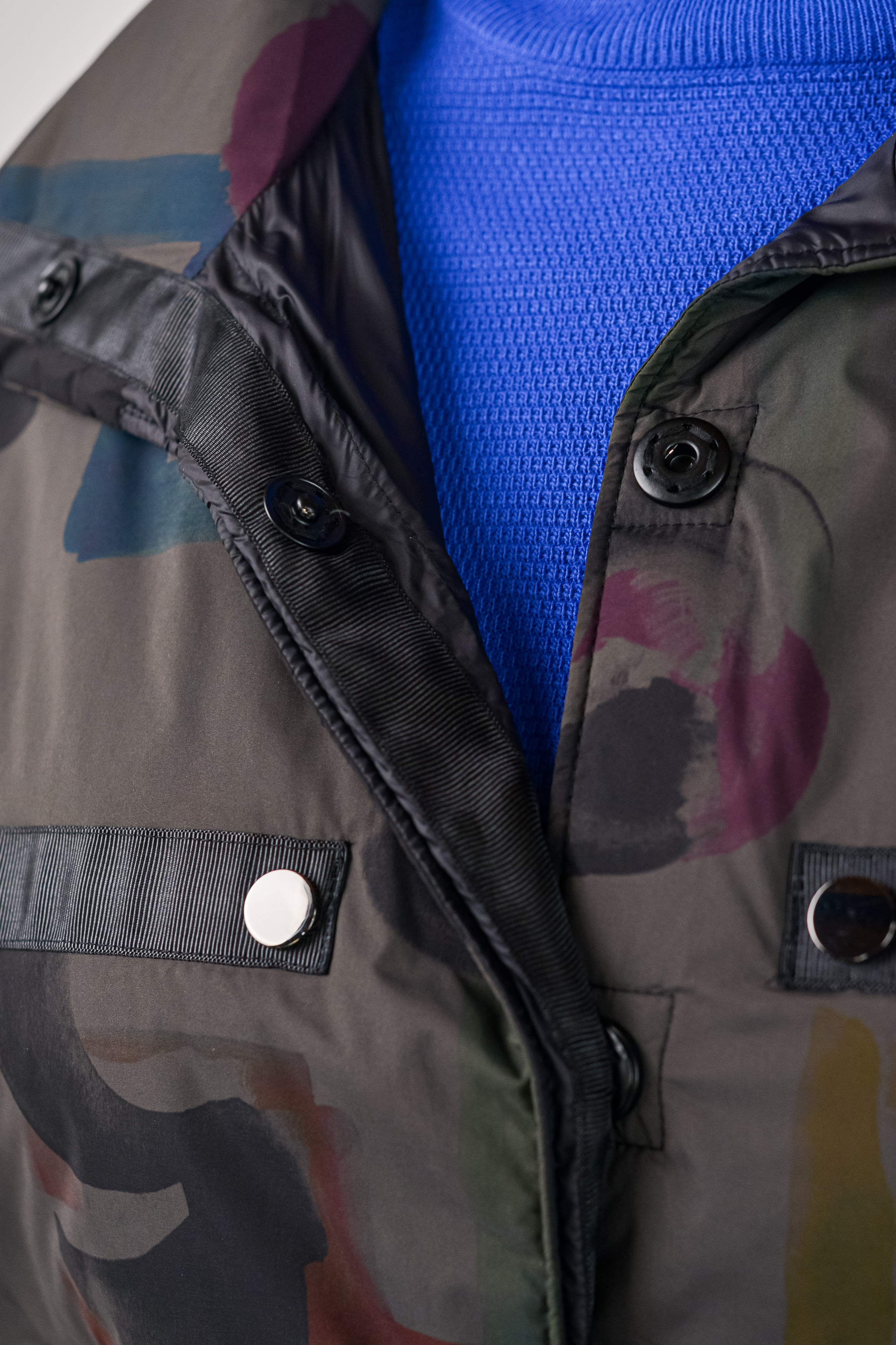 Куртка на кнопках в графітовому відтінку з кольоровими акцентами великих розмірів