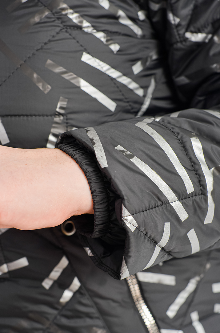 Чорна куртка з сірим геометричним малюнком великих розмірів