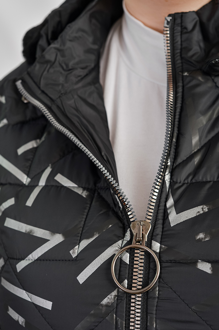 Чорна куртка з сірим геометричним малюнком великих розмірів