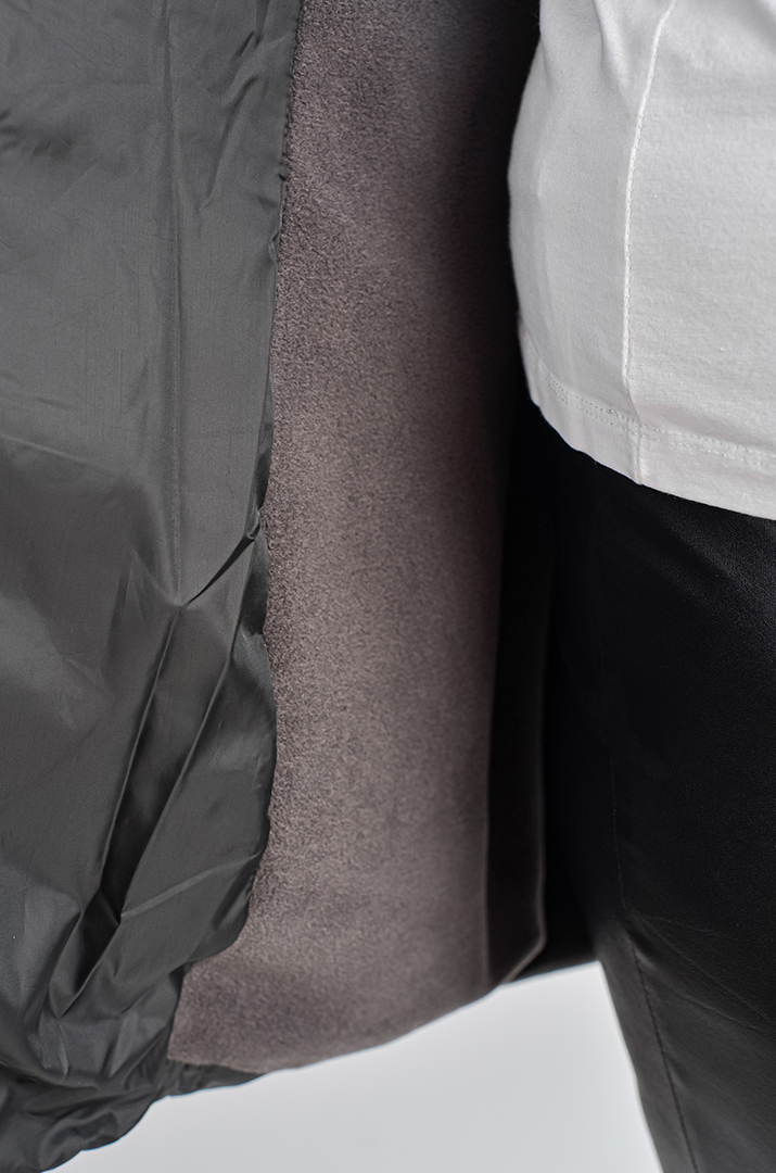 Чорна куртка з сірим геометричним малюнком великих розмірів