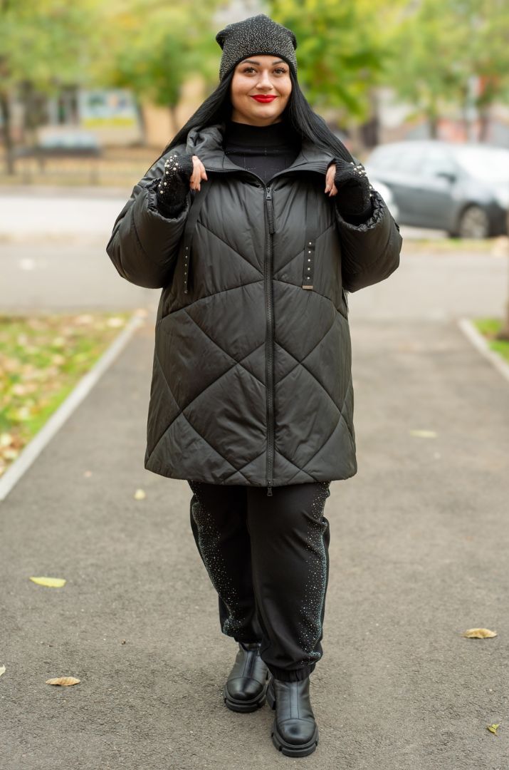 Зимова куртка з капюшоном і декоративними шнурками великих розмірів