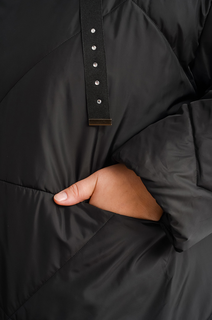 Зимова куртка з капюшоном і декоративними шнурками великих розмірів